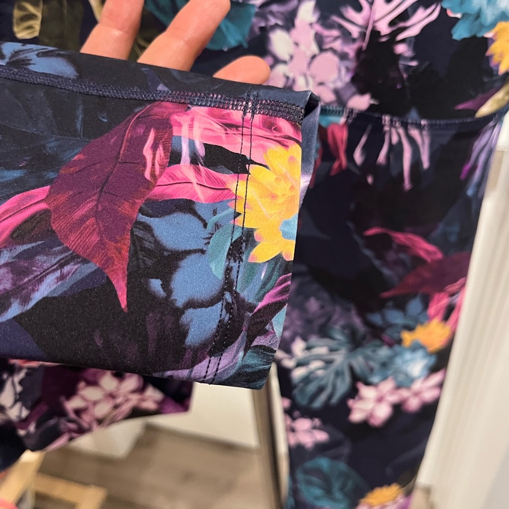 LORNA JANE Womens Size M HyperBloom Ankle Biter Leggings Navy Floral - Picture 4 of 9